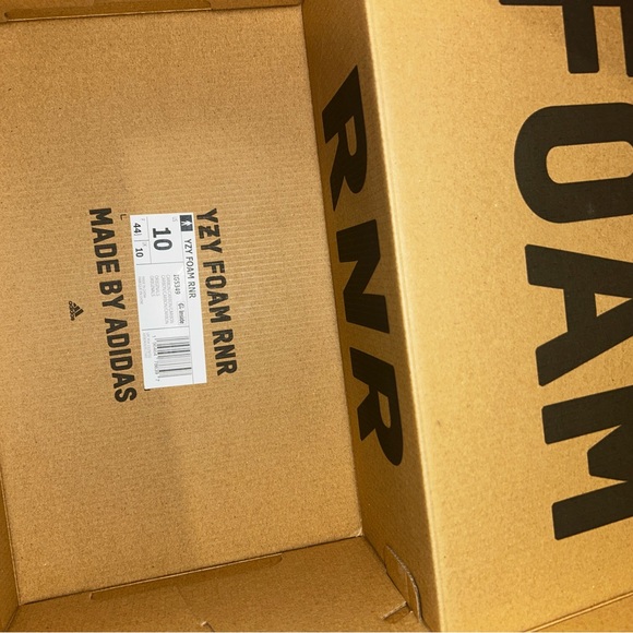 Size 10 Yeezy foam runner carbon like new barely worn with box. - Picture 4 of 4